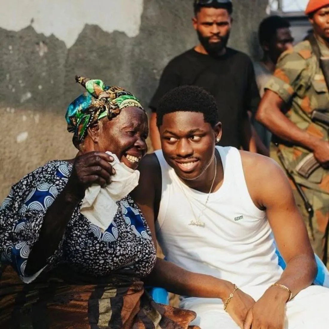 Tiakola tourne un clip au Congo avec sa grand-mère