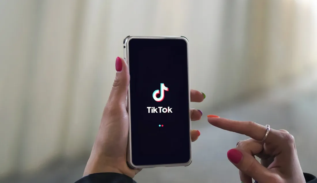 Une mère de famille connue sur TikTok maltraite ses enfants et les envoie acheter sa drogue !