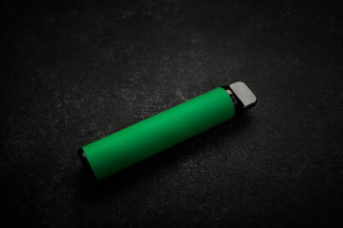 Royaume-Uni : interdiction des vapes jetables et révélations qui bouleversent les consommateurs.