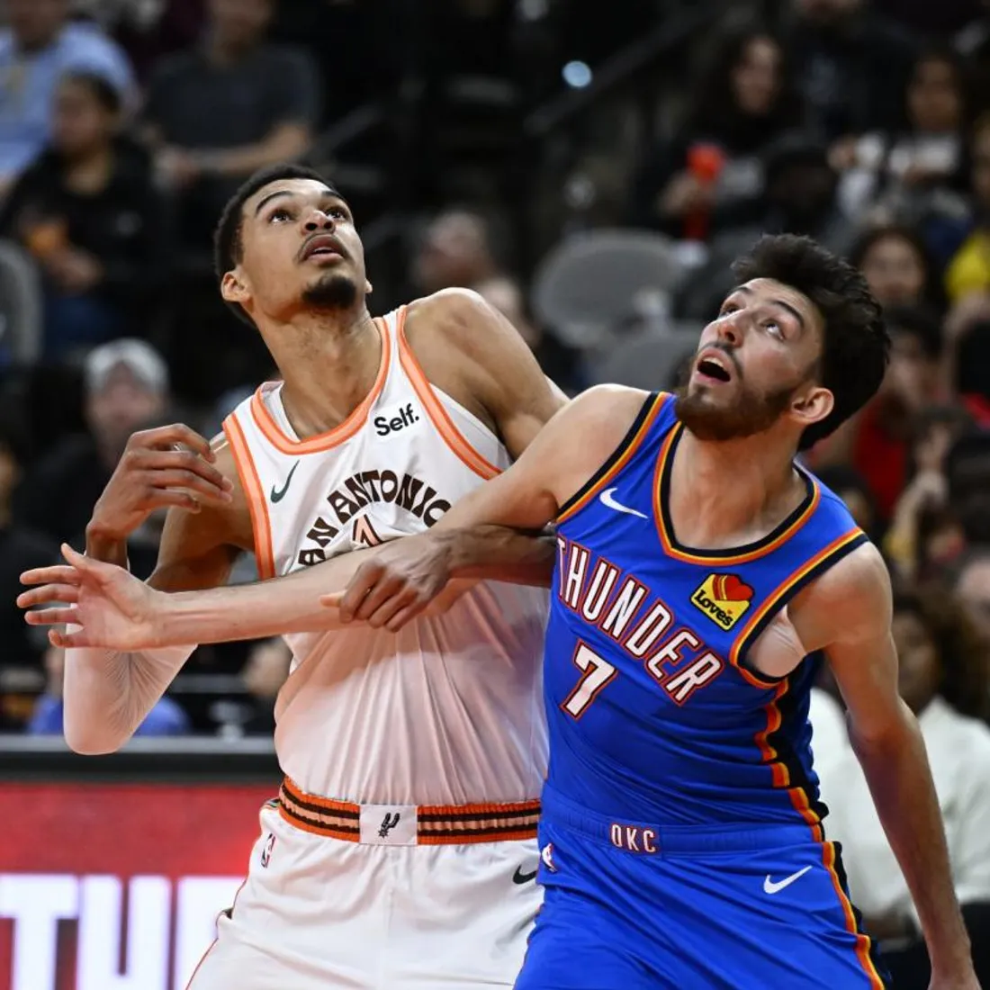 Victor Wembanyama vs Chet Holmgren : un duel de géants en NBA