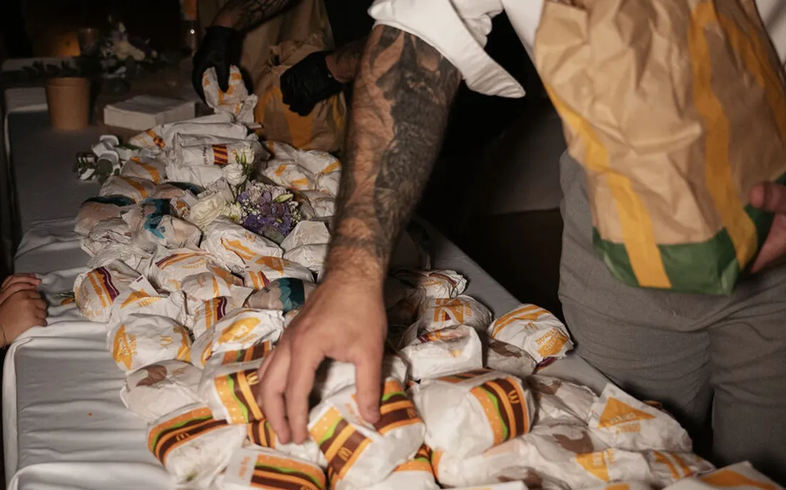 Un couple sert plus de 300 burgers McDonald's à leurs invités lors de leur mariage ! [VIDÉO]
