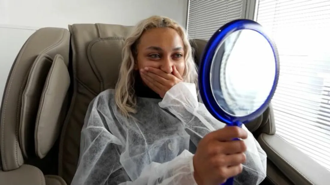 Avec un tatouage permanent une fille change la couleur de ses yeux !