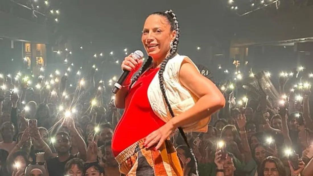 Zaho dévoile sa grossesse sur scène à Montréal