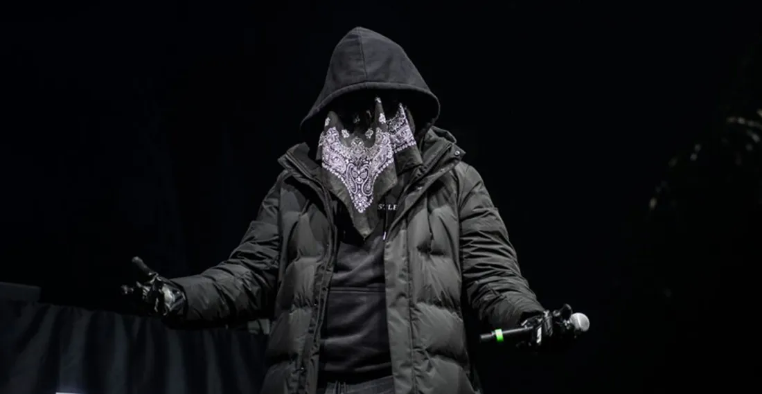 Ziak donne rdv à ses fans et lance des bandanas par drone à ses fans 