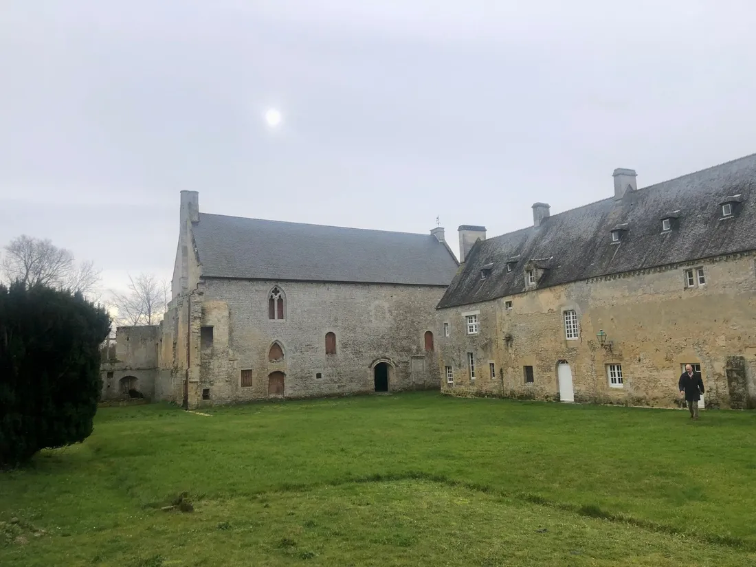 D'importants travaux viennent d'être menés à l'abbaye de Longues-sur-Mer. 