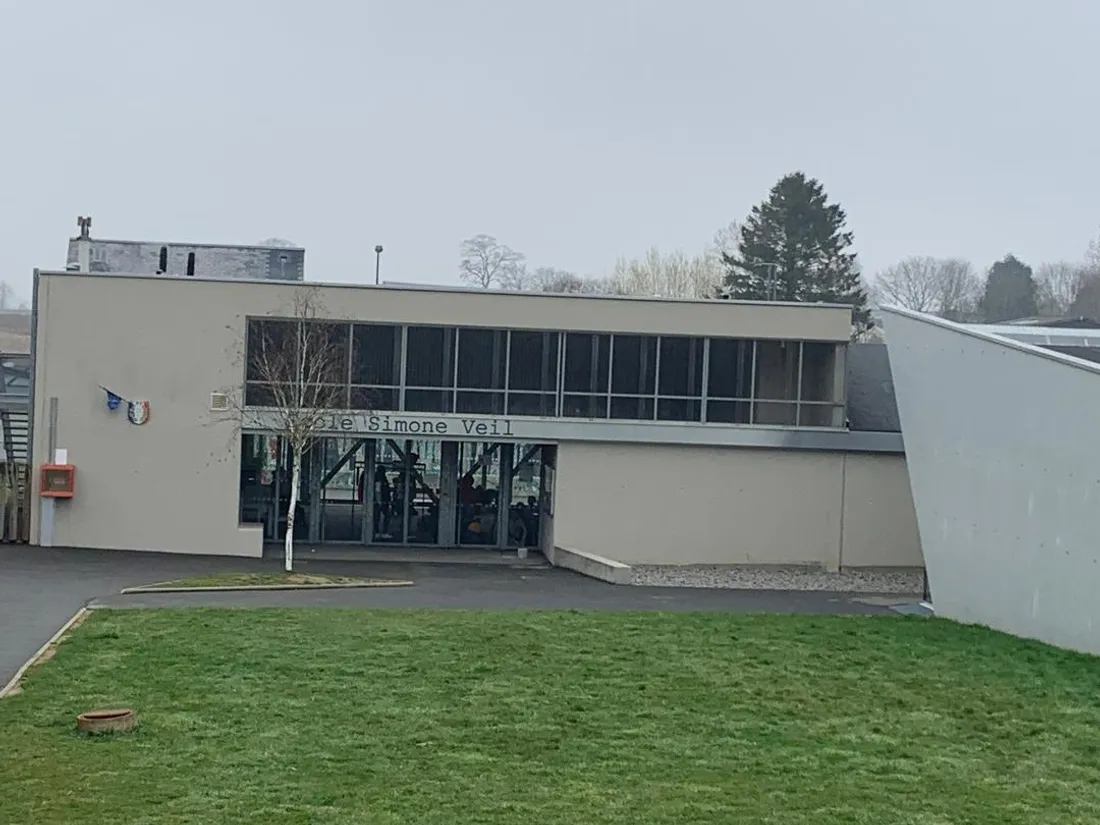 L'individu a été interpellé après avoir été aperçu autour de l'école.