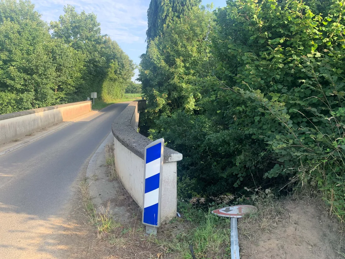 L'accident s'est produit au niveau d'un passage à niveau sur le route de Coulonces. 