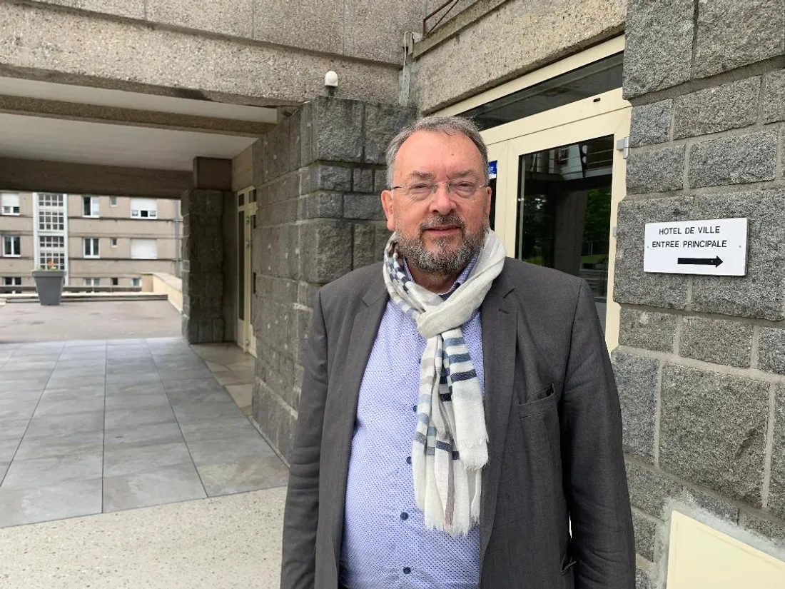 Actuellement en convalescence, le maire de Vire Normandie va être absent quelques semaines. 