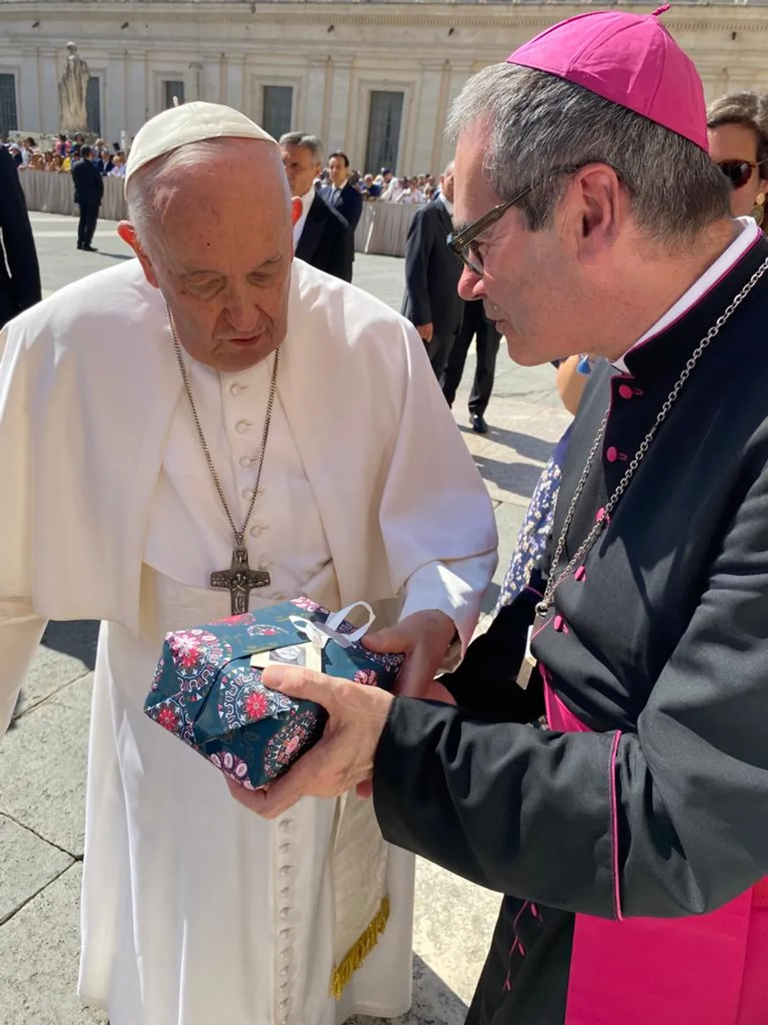 Le pape François  avec Mgr Jacques Habert, l'évêque du diocèse de Bayeux-Lisieux.
