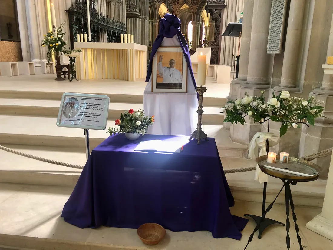 Un registre de prières a été ouvert à la cathédrale de Bayeux après la disparition du pape François.