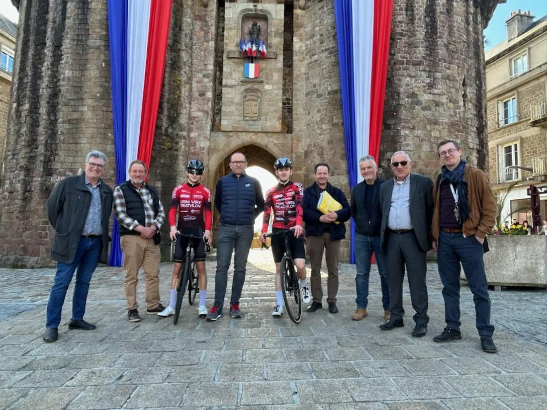 Stéphane Boury (au centre)  est venu rencontrer les élus et techniciens de Vire Normandie.