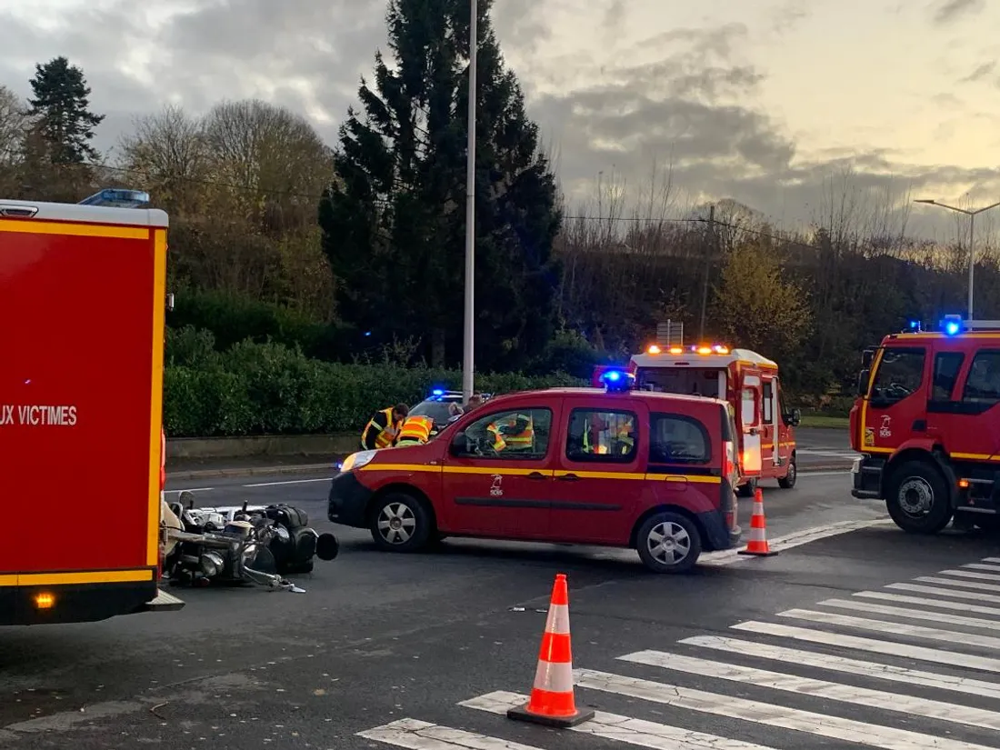 La moto est tombée au sol au milieu du carrefour.