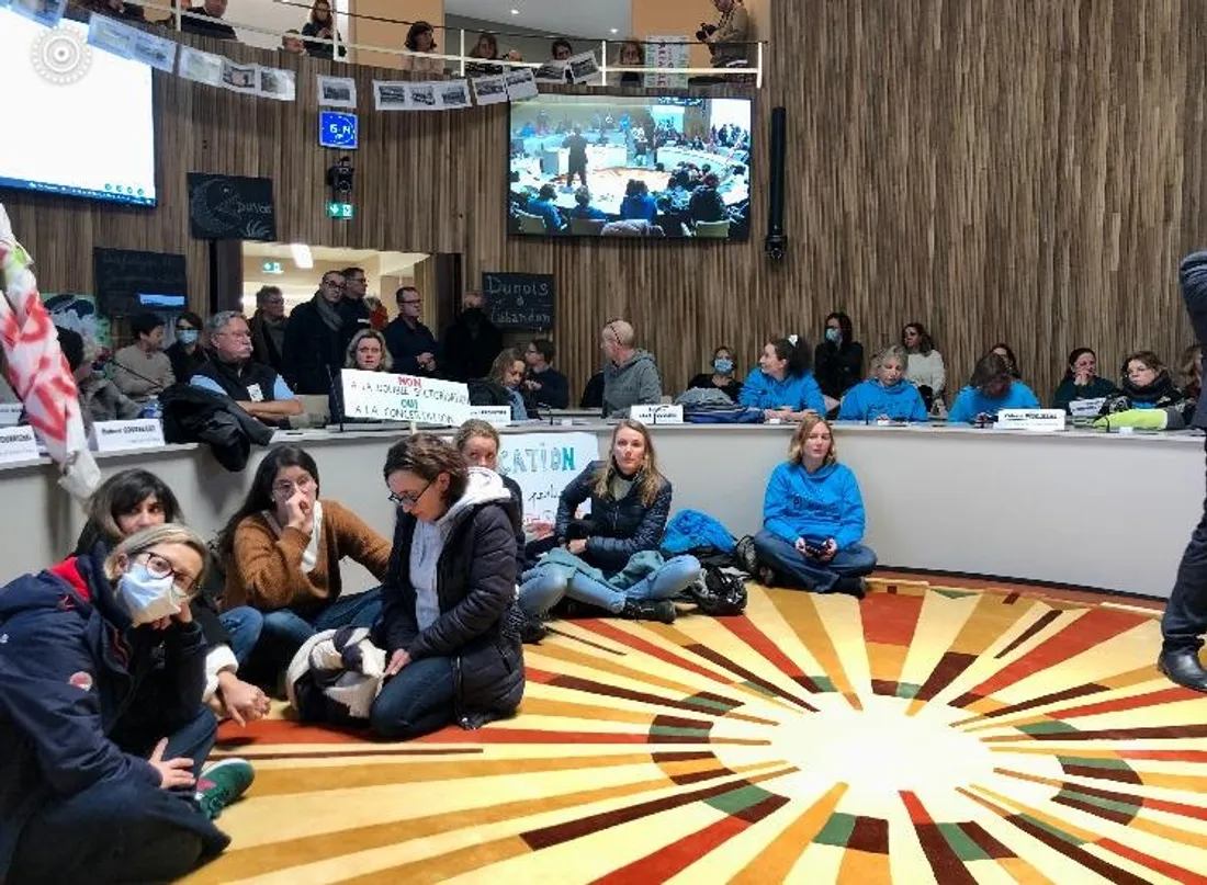 Les manifestants ont pris place dans l'hémicycle en lieu et place des élus, durant l'interruption.