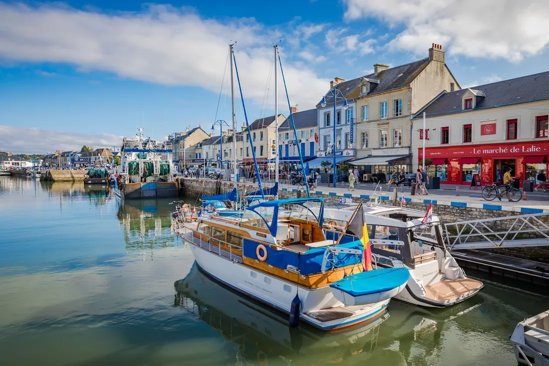 Le ponton d’accueil plaisanciers est de retour à Port-en-Bessin.