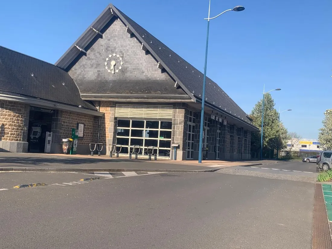 Les gendarmes ont contrôlé les passagers à la descente du train. 