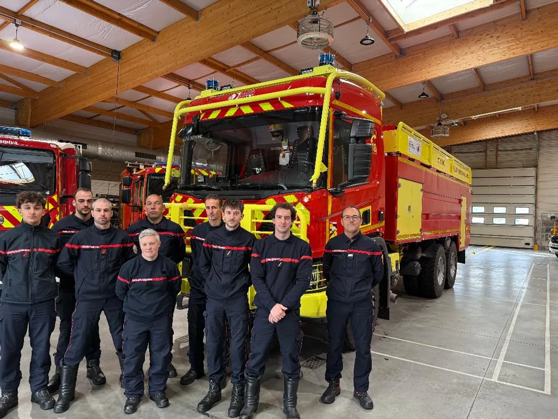 Les pompiers virois devant le nouvel enfin, particulièrement imposant. 
