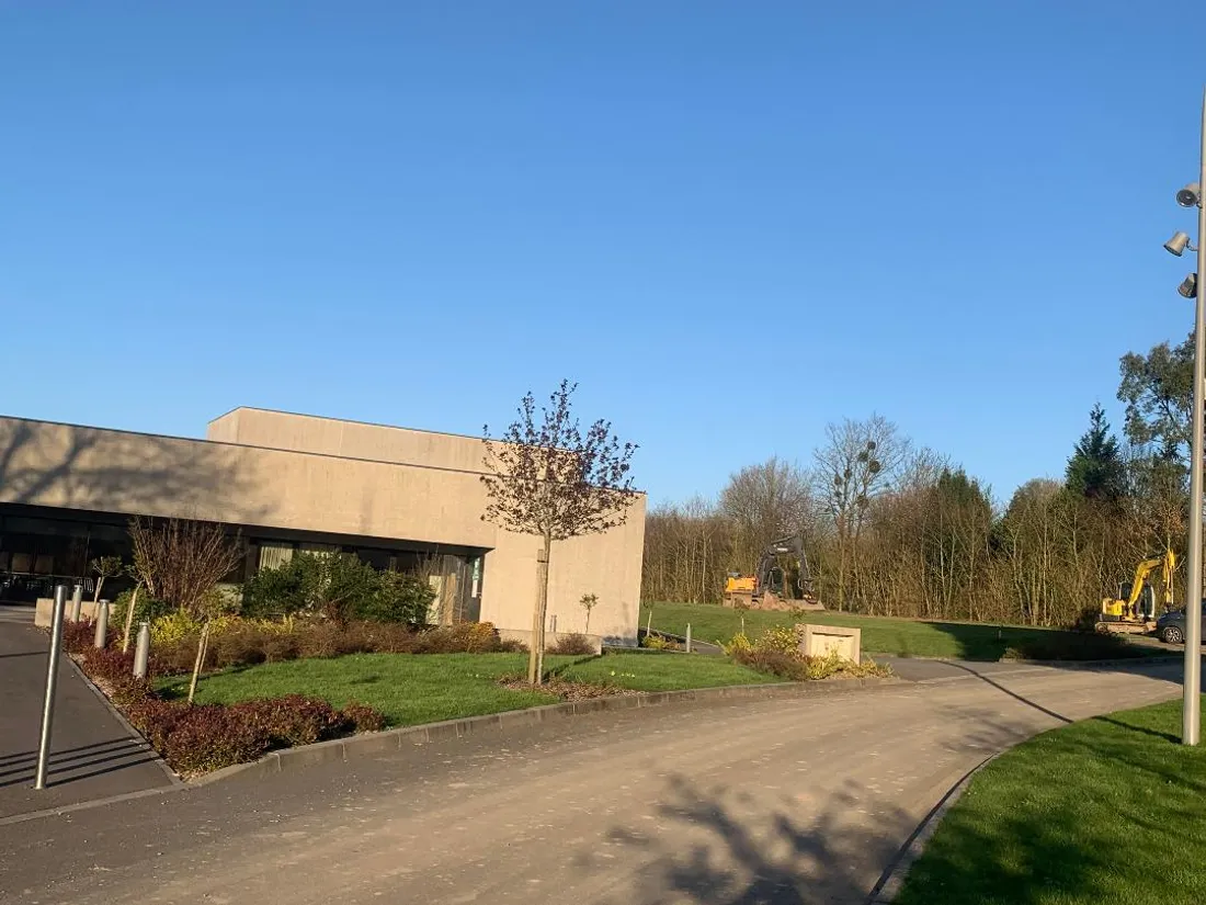 Les travaux autour de la salle des fêtes de Roullours ont déjà commencé.