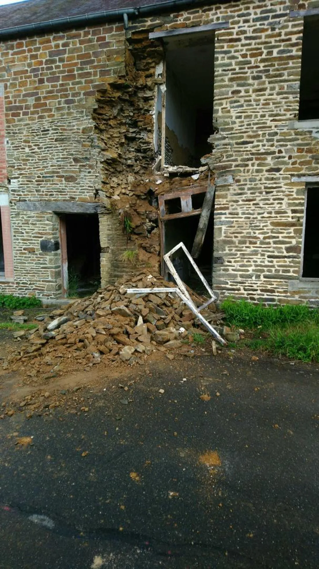 La façade de la maison est en partie tombée sur la chaussée.