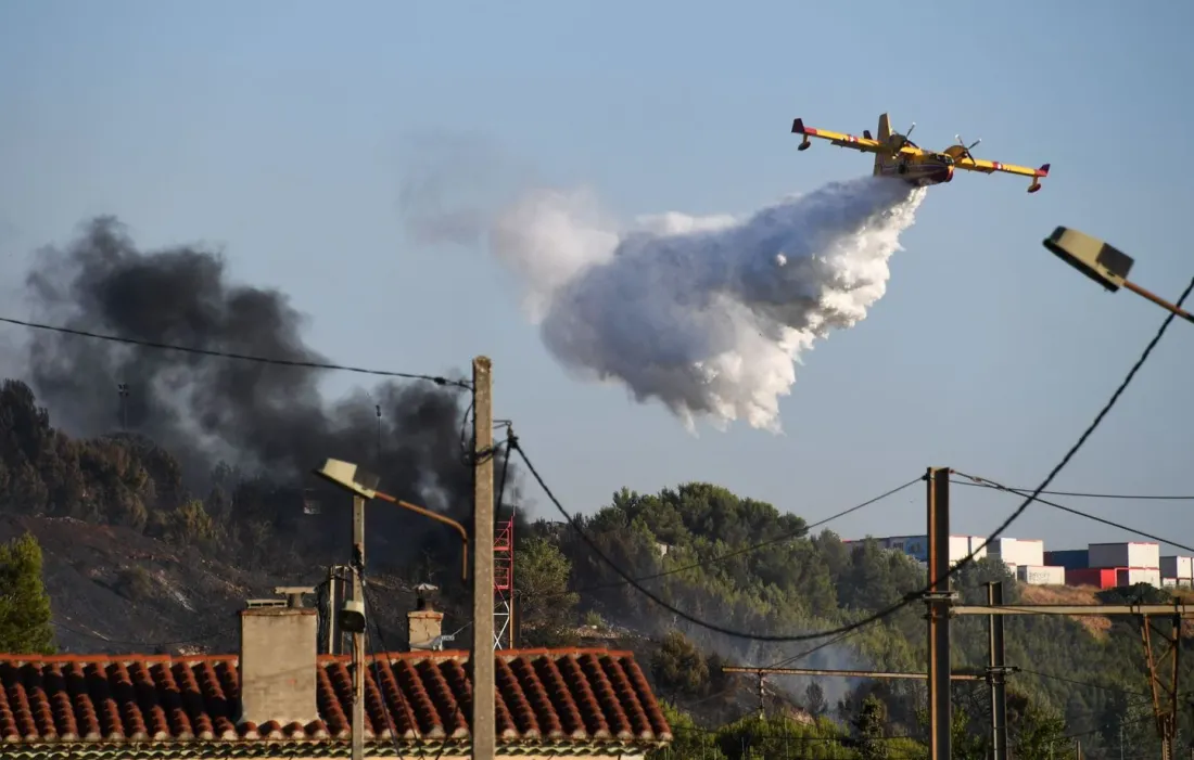 Vitrolles : un violent incendie mobilise les pompiers chez MB Recyclage