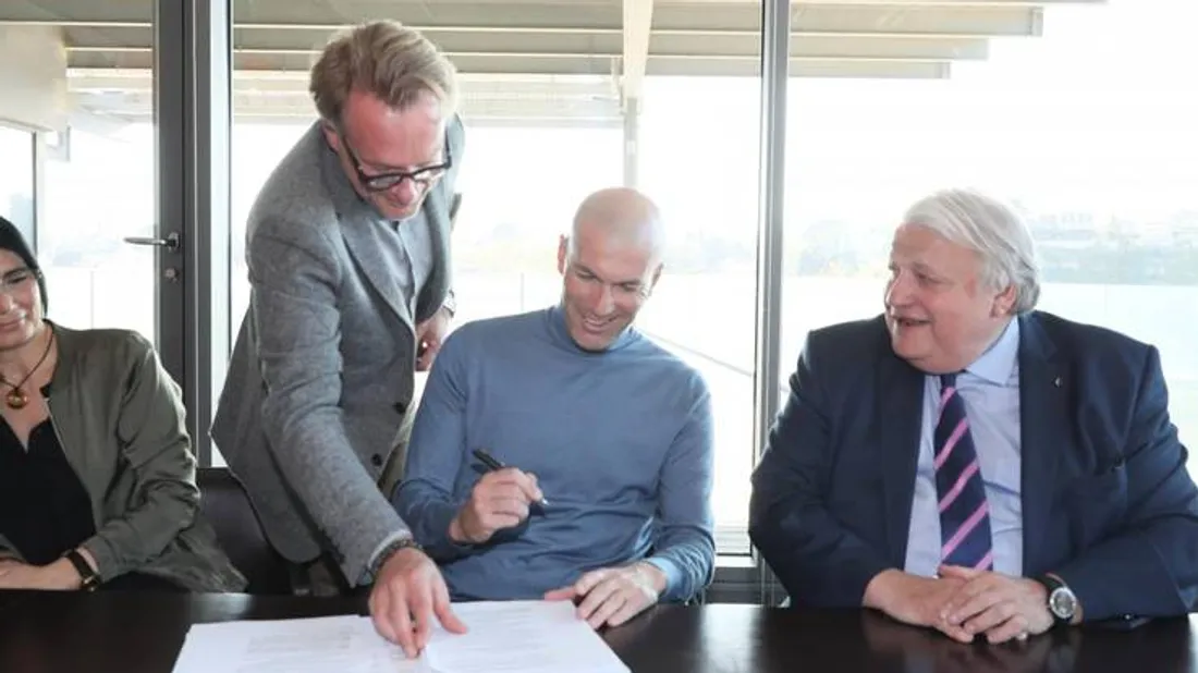 [SPORT]: Zinedine Zidane ouvre un complexe sportif à Istres .