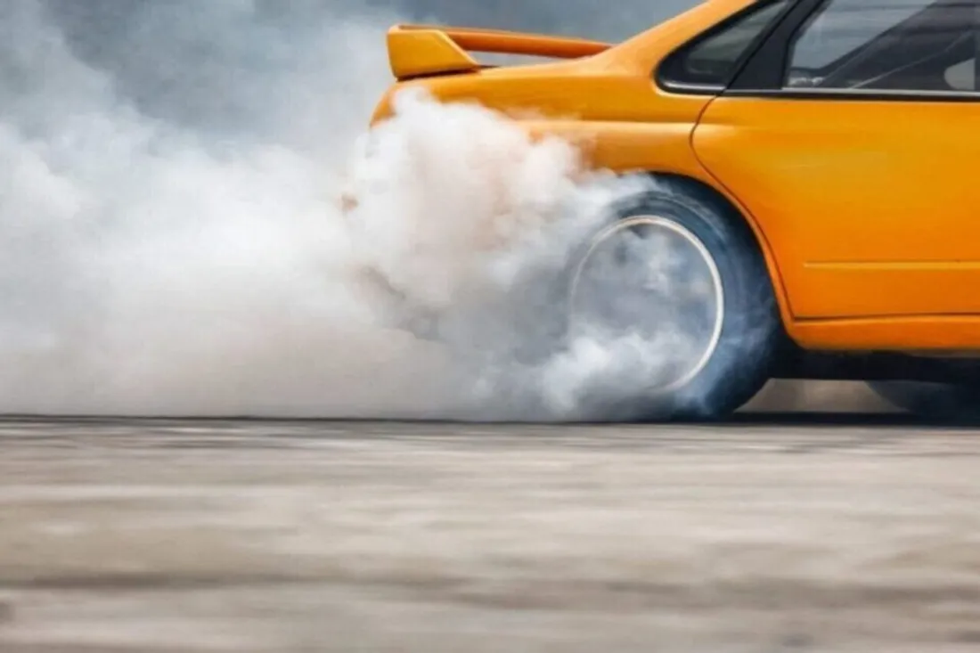 Rodéo urbain à Vauvert : près de 400 véhicules rassemblés sur un parking dans la nuit