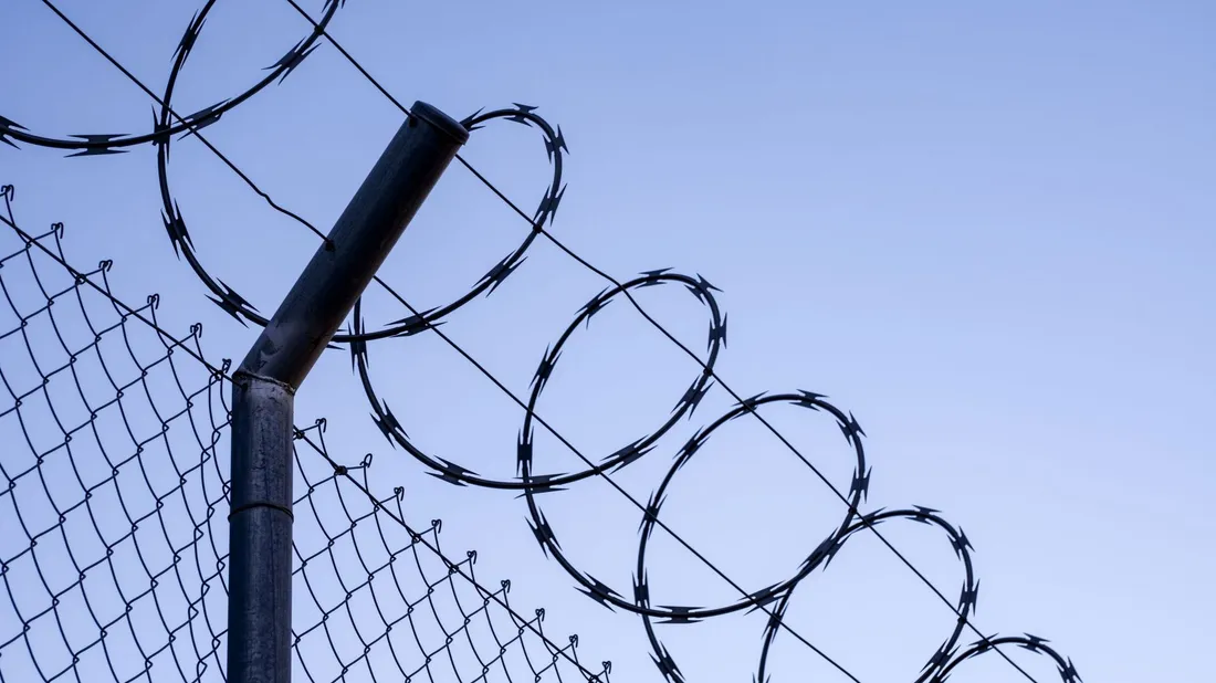 Quatre hommes incarcérés à Arles pour tentative de meurtre : une guerre de territoire en pleine nuit