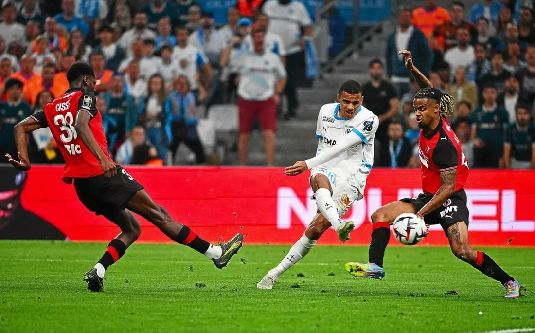 Mason Greenwood pour le doublé à la 45'+2 face aux rennais Jaoui Cissé (à gauche) et Lorenz Assignon