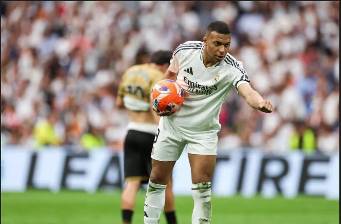 Kylian Mbappé décroche son premier Soulier d'or européen. 