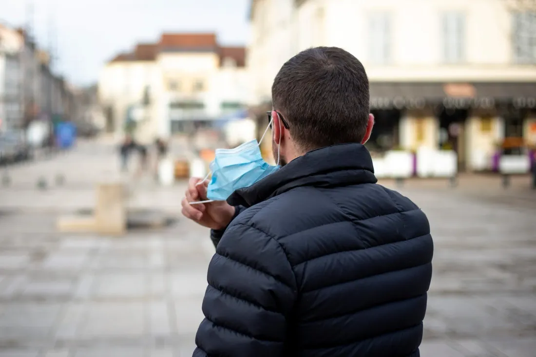 [ SOCIÉTÉ / SANTÉ ]: Les restrictions sanitaires commencent à s’alléger aujourd’hui.