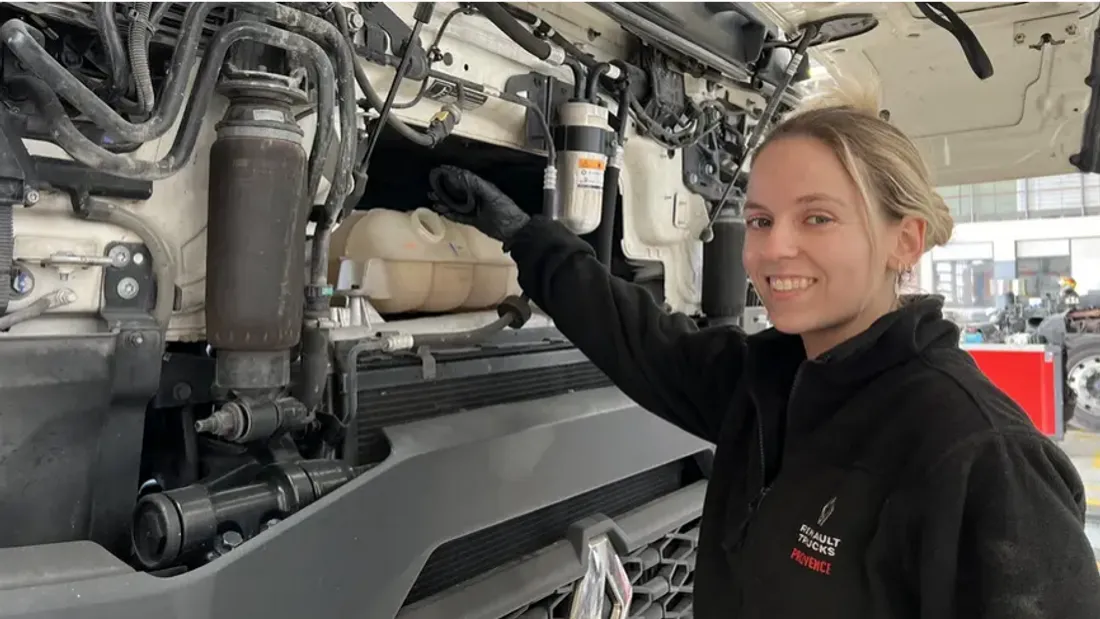 [ SOCIETE - FOS SUR MER ] Laia, reine de la mécanique poids-lourds à Fos-sur-Mer et star des écrans