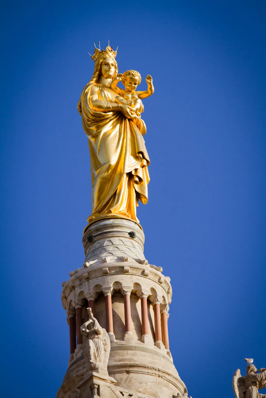 La Bonne Mère retrouve sa couronne dorée : une opération spectaculaire au sommet de la basilique