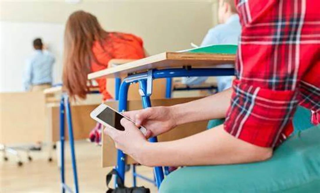 Interdiction Généralisée du Téléphone Portable en Collège et École : Objectif Rentrée 2025
