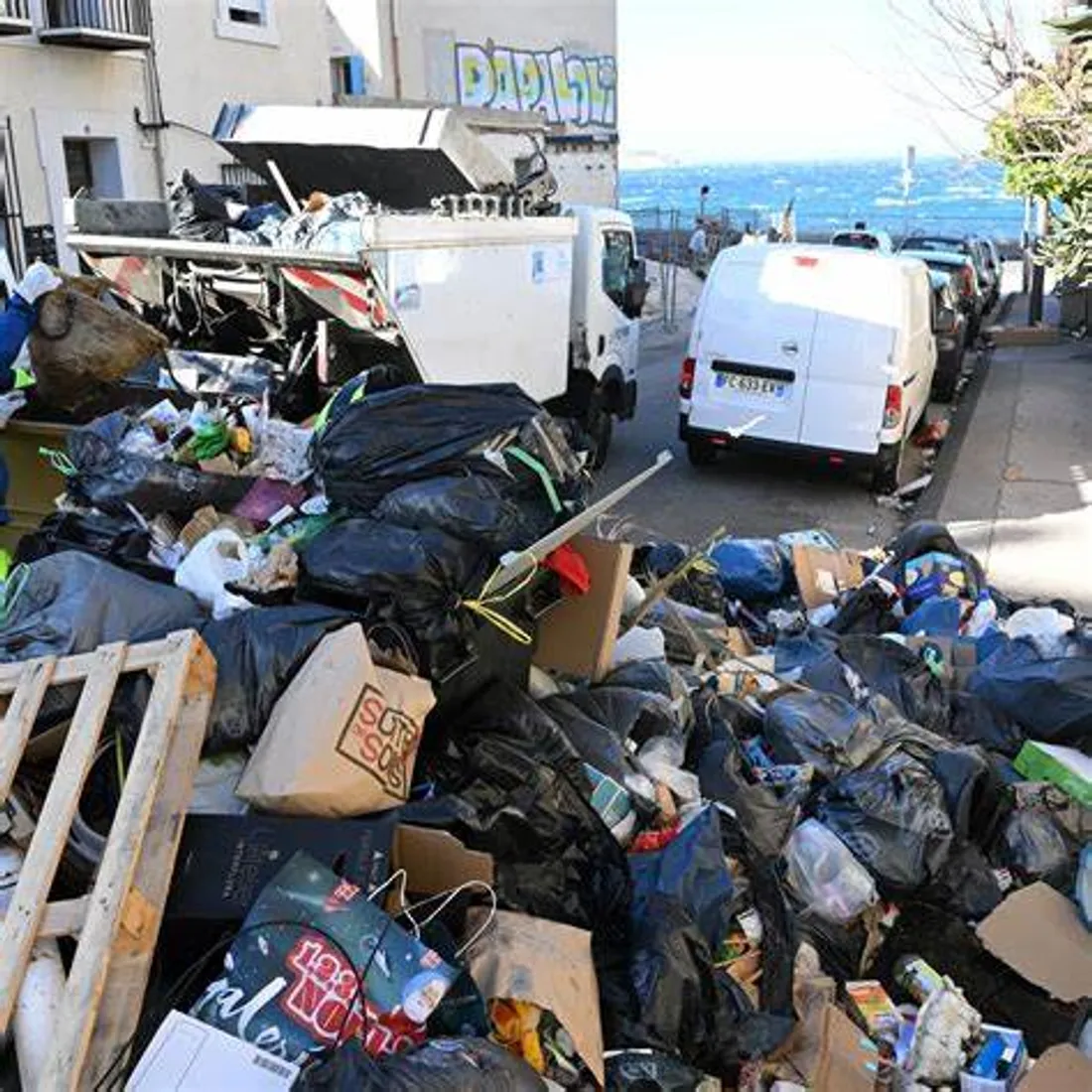  Grève des éboueurs à Marseille : 600 tonnes de déchets s’entassent