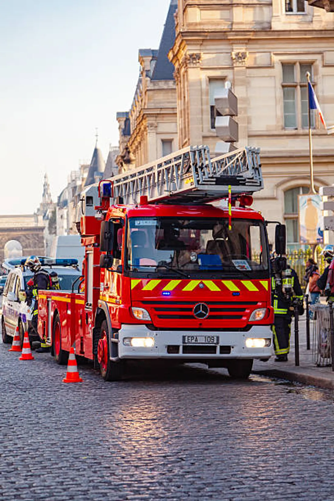 Des gros camions, des lances à incendie et de la transpiration