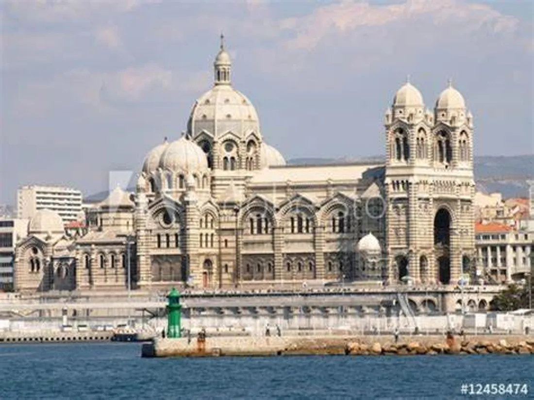 [ HOMMAGE ]: Cathédrale de la Major à Marseille trop petite pour accueillir tout le monde