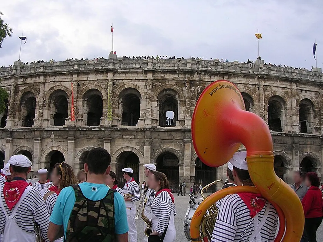 La ville de Nîmes se prépare à la feria des vendanges.