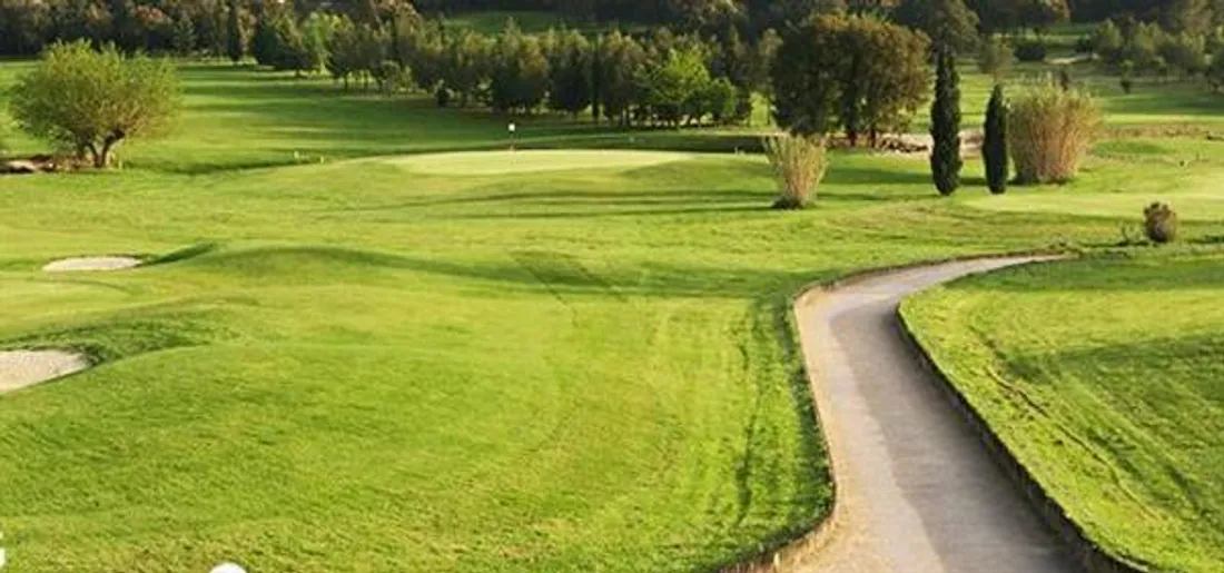 Drame sur un parcours de golf à Nîmes : un homme de 77 ans décède malgré l’intervention des secours