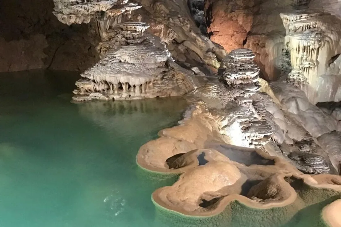 Grotte de la Cocalière à Courry : une immersion spectaculaire sous terre