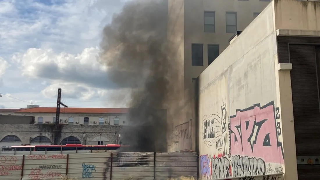 Incidents à Nîmes : explosions et feux de détritus près du Triangle de la gare