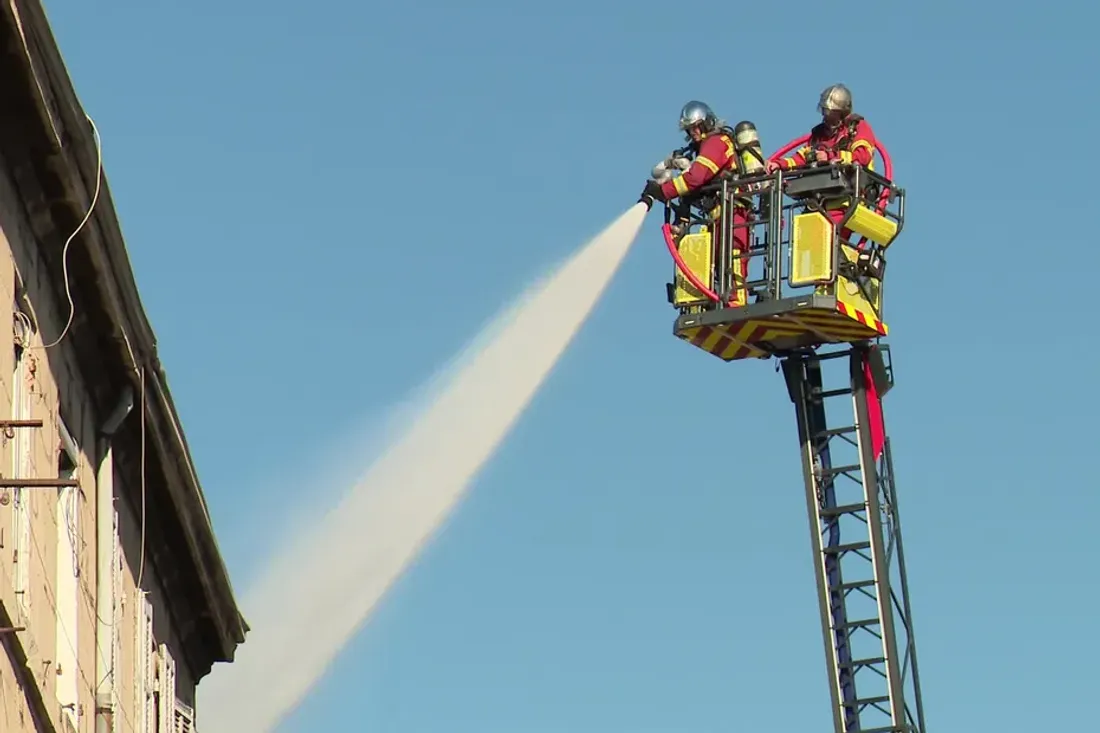 Incendie spectaculaire dans une menuiserie à Marseille