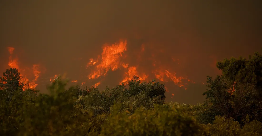 Incendies en Gironde : un mégafeu historique continue de menacer les portes de Bordeaux
