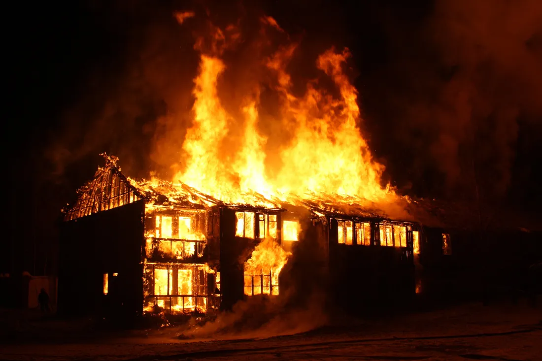 CARPENTRAS : UNE MÈRE ET SES DEUX ENFANTS GRIÈVEMENT BLESSÉS DANS L’INCENDIE DE LEUR MAISON