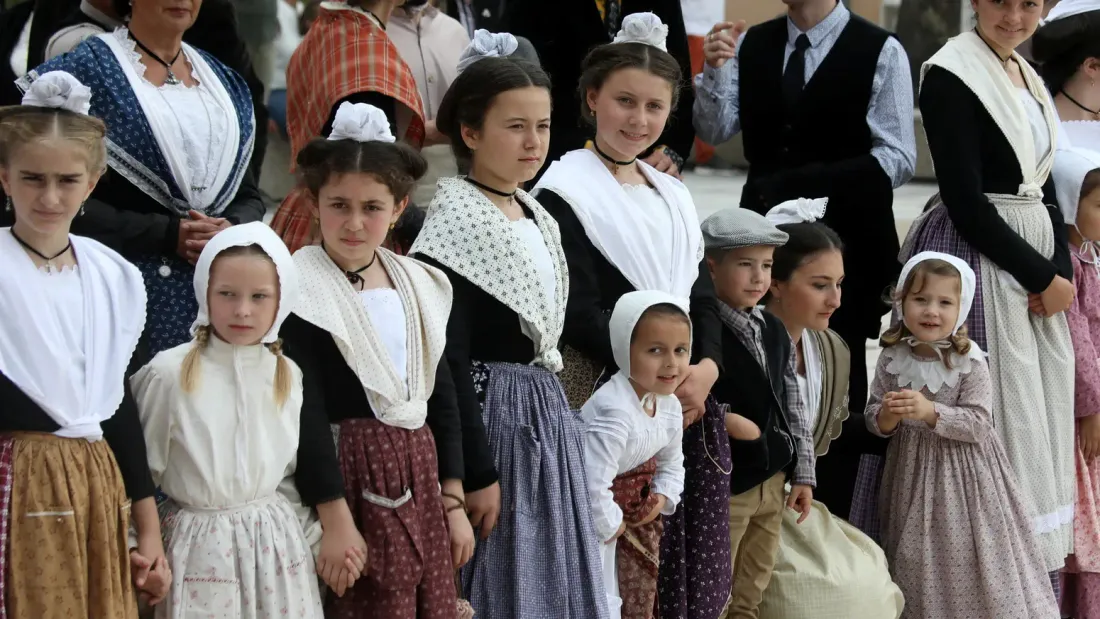 [ CULTURE ] Arles : Eugénie, 10 ans, à nouveau couronnée Maio de Fourques 