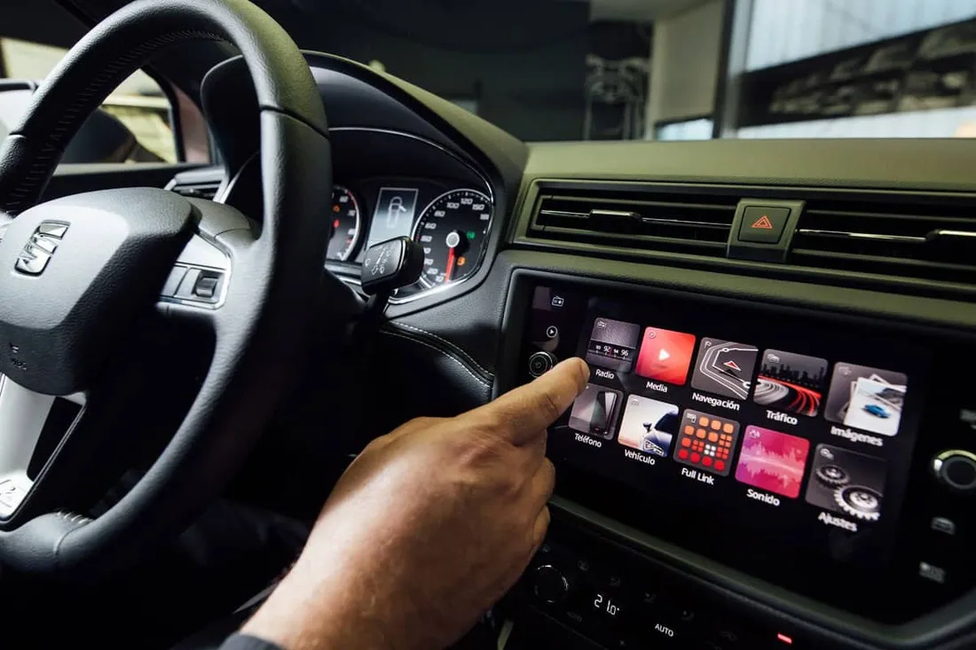 Automobile : les radios françaises s’unissent pour ne pas disparaître des tableaux de bord
