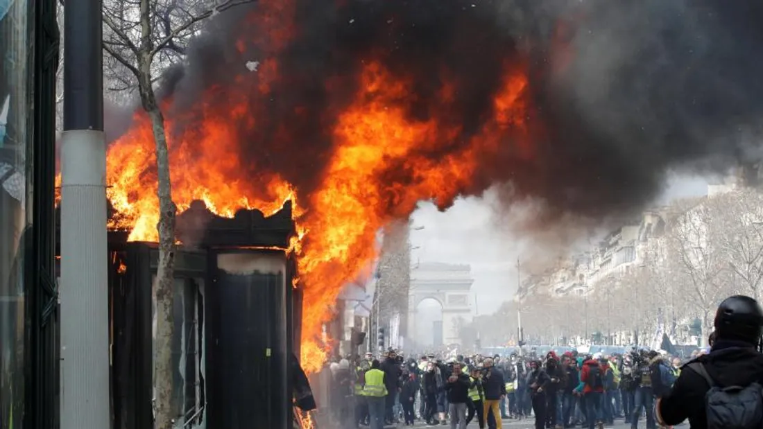 [ GREVE ] L'adoption du 49.3 soulève une vague de rébellion