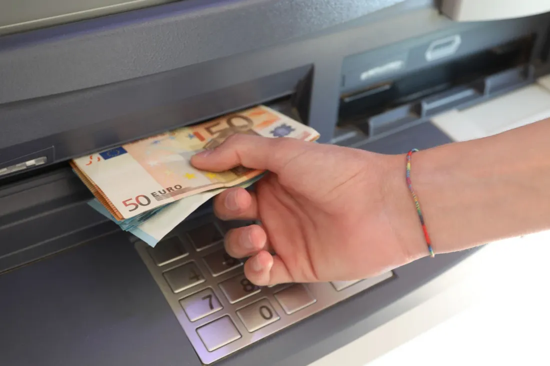 Nîmes : une femme agressée au distributeur, un suspect interpellé