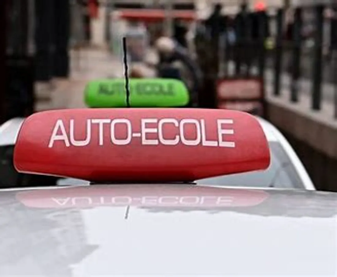 [ SOCIETE ] Le permis de conduire à 17 ans c'est officiel 