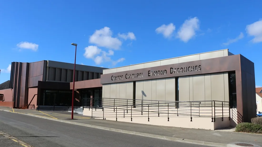 Centre Culturel Edmond Desouches, Lucé, Bâtiment