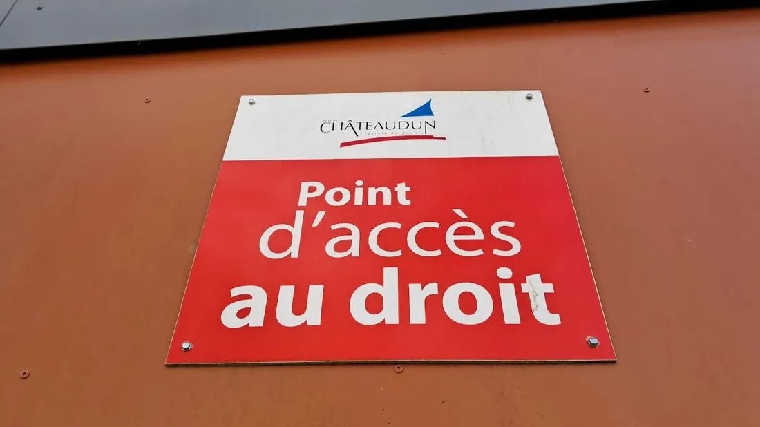 Panneau Point d'accès au droit à Châteaudun, 7 mail Flandres Dunkerque