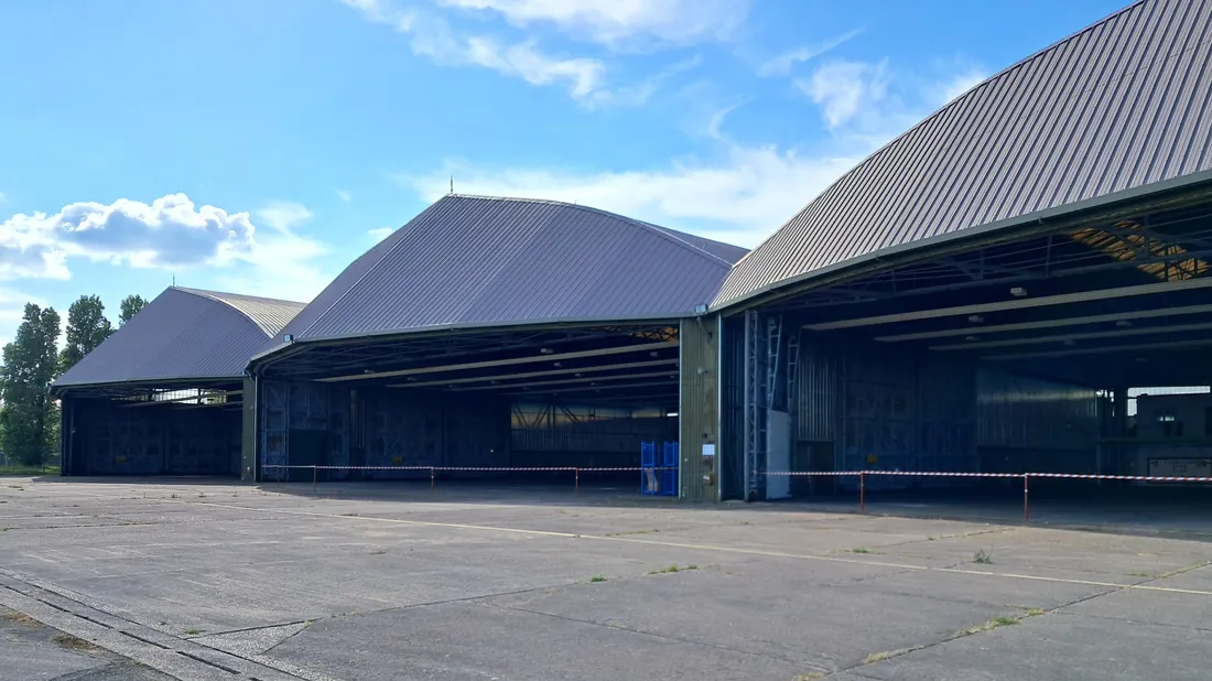 Hangar métallique HM2, aéroport civil Châteaudun, ancienne base aérienne